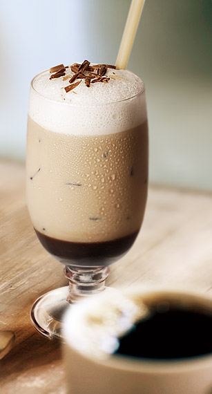 Iced caffe au lait with Chocolate source アイスカフェオレ+チョコレートソース