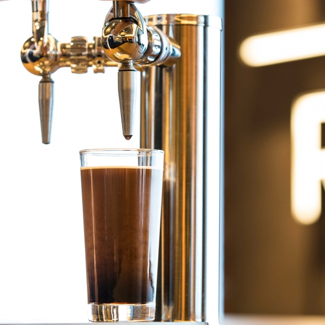 Nitro Cold Brew Coffee - ベルベットのようにクリーミーなコーヒー