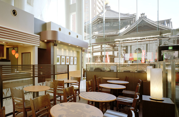 一邊喝咖啡一邊欣賞寺廟！充滿京都風情的概念店「星巴克咖啡京都烏丸六角店」！