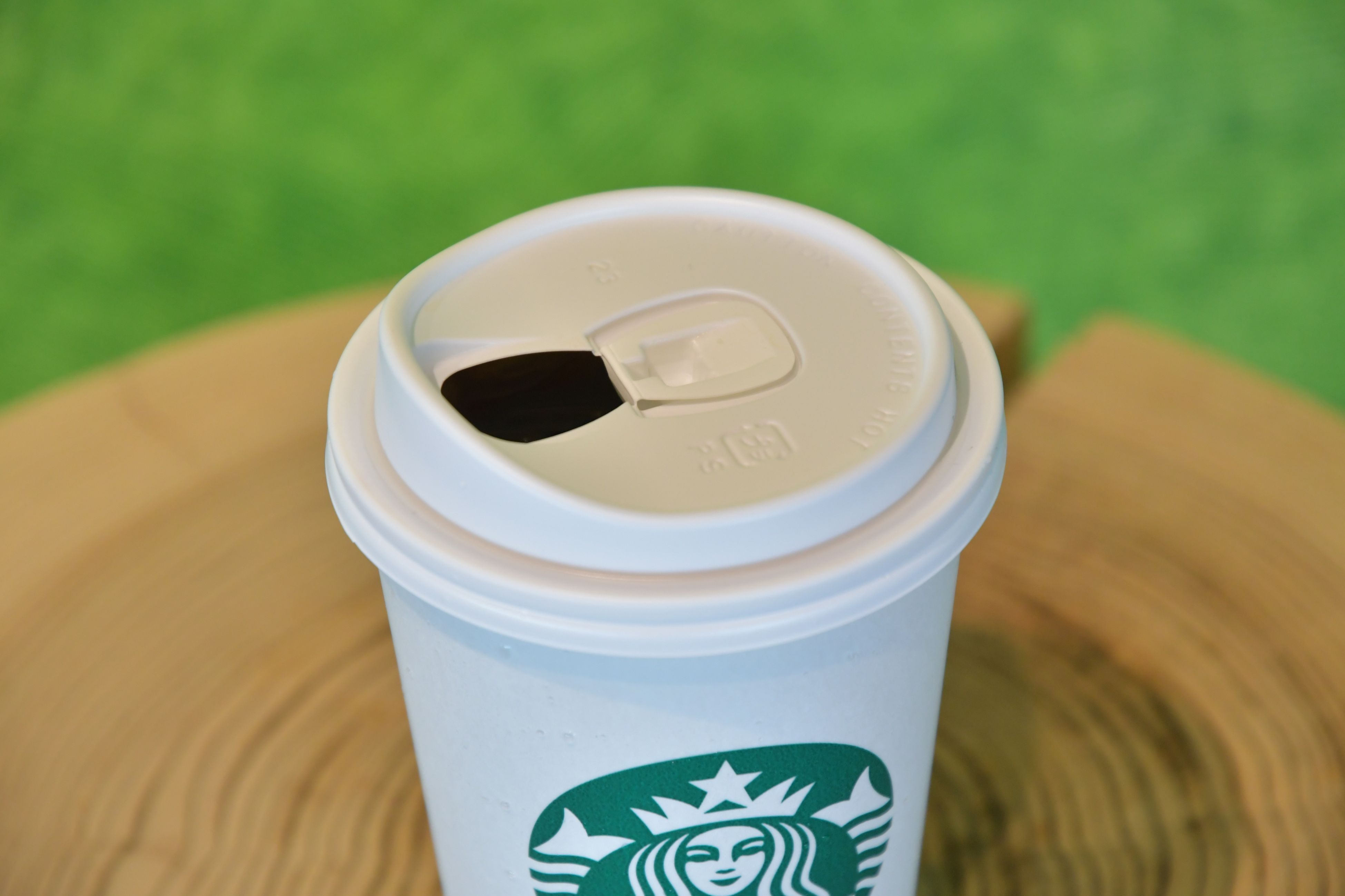 FSC®認証紙カップとストロー不要の新リッド採用で、プラスチック削減に大きく貢献 スターバックス国内103店舗で2020年11月より、一部アイスビバレッジに導入開始  翌年2月に全店舗に拡大を予定 | スターバックス コーヒー ジャパン