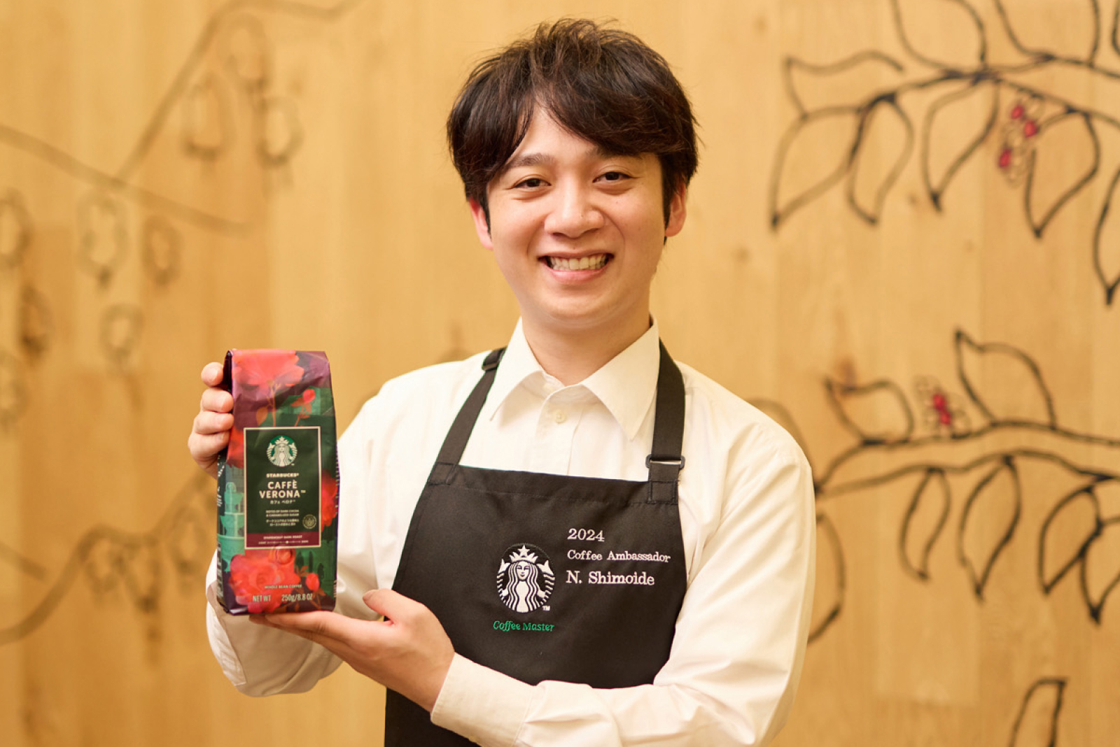 カフェ ベロナ®を手に抱えているコーヒーアンバサダー下出さん