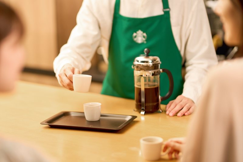バリスタとお客様が一緒にコーヒーテイスティングを行っている様子