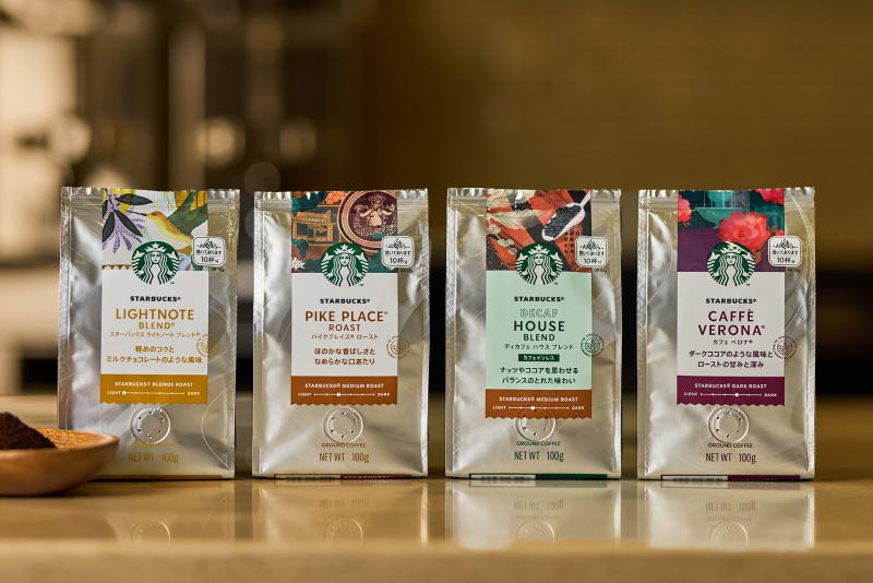 100gサイズのコーヒー(粉)ラインナップ。左からスターバックス ライトノート ブレンド®、パイクプレイス® ロースト、ディカフェ ハウス ブレンド、カフェ ベロナ®
