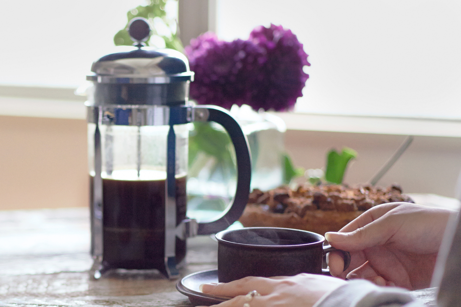 自宅でコーヒープレスでいれたコーヒーとスイーツを楽しむ様子