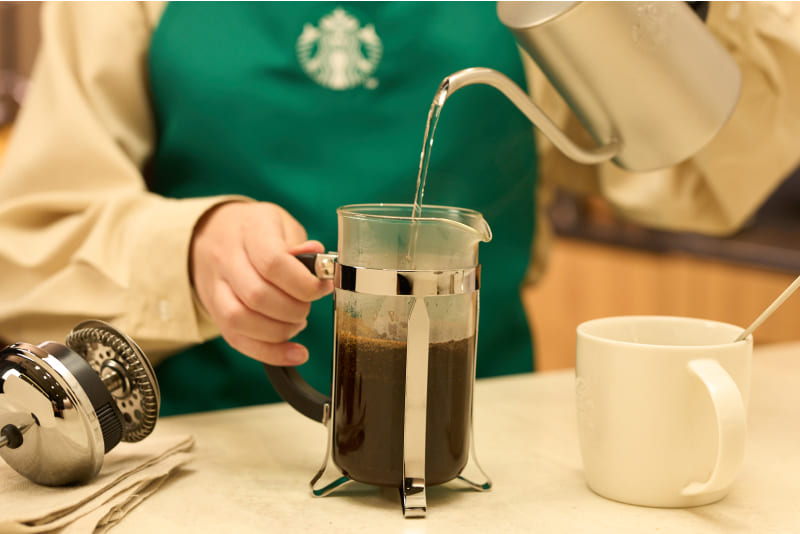 STEP2 コーヒープレスにコーヒー粉を入れお湯を注いでいる様子