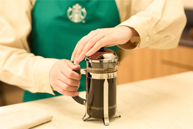 STEP5コーヒープレスのつまみを押し下げる様子