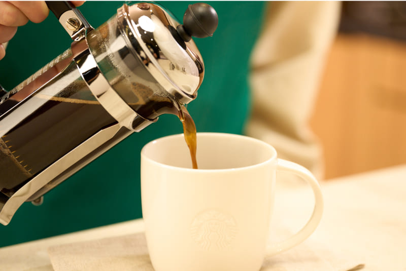 STEP6マグカップへコーヒーを注ぐ様子