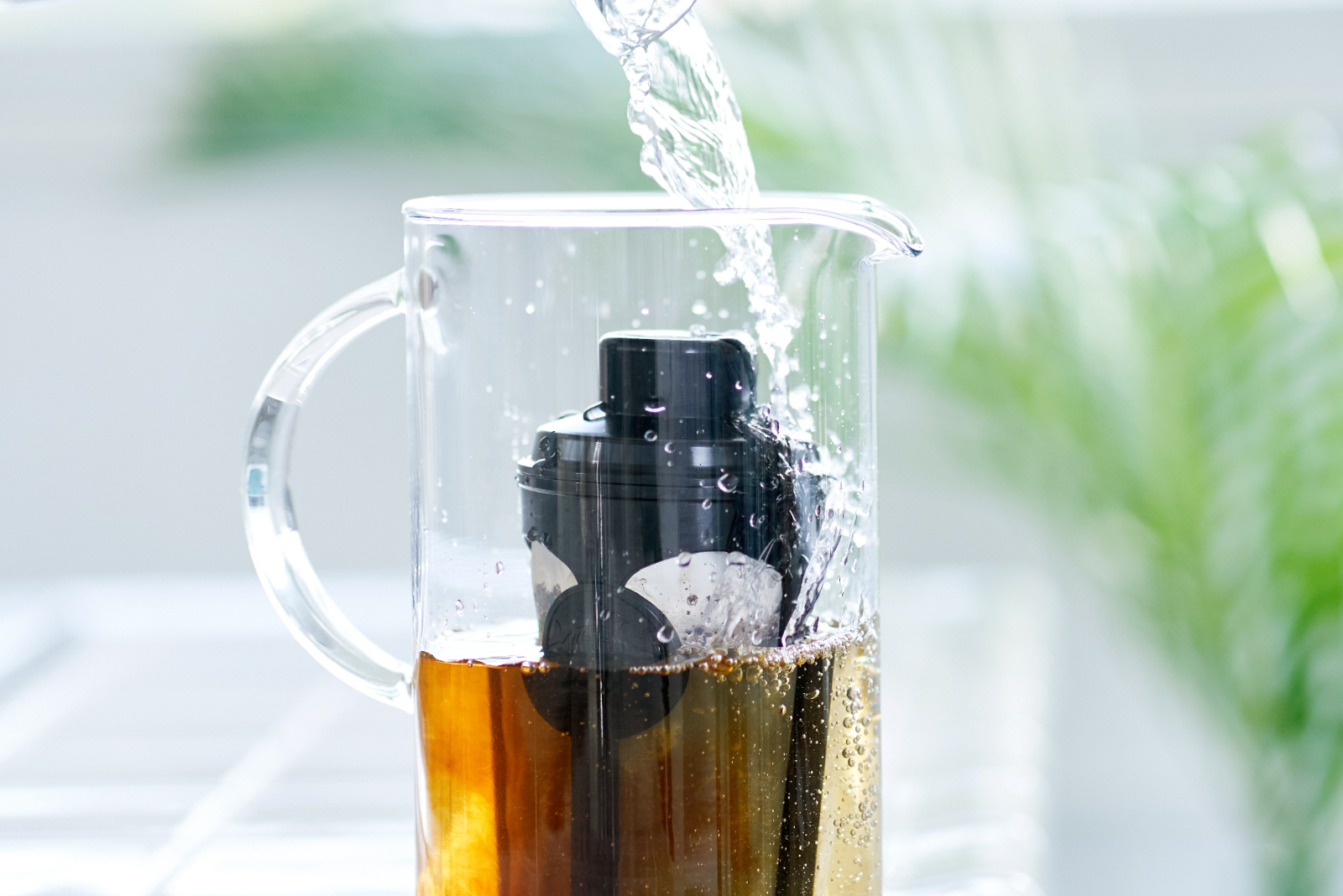 コールドブリューストレーナーをピッチャーに入れ、水を注いでいる様子