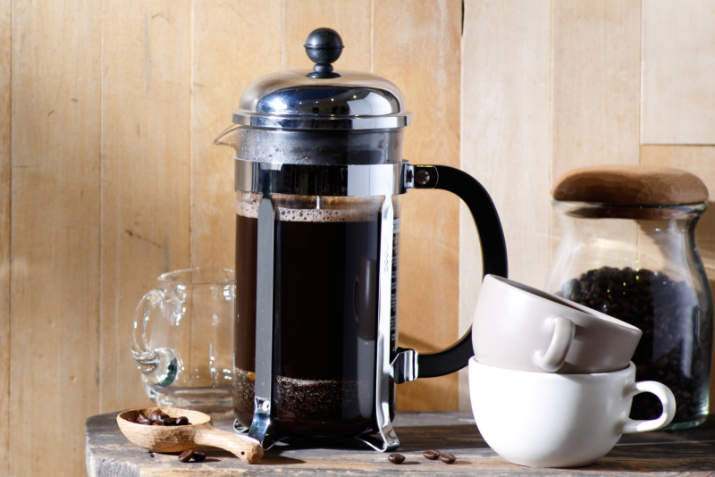 コーヒープレスでコーヒーを抽出している様子
