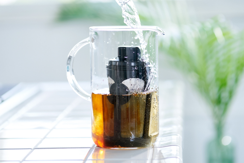 コールドブリューストレーナーをいれたピッチャーに水を注いでいる様子