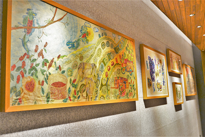障がいのあるアーティストの作品で豊かな店舗空間