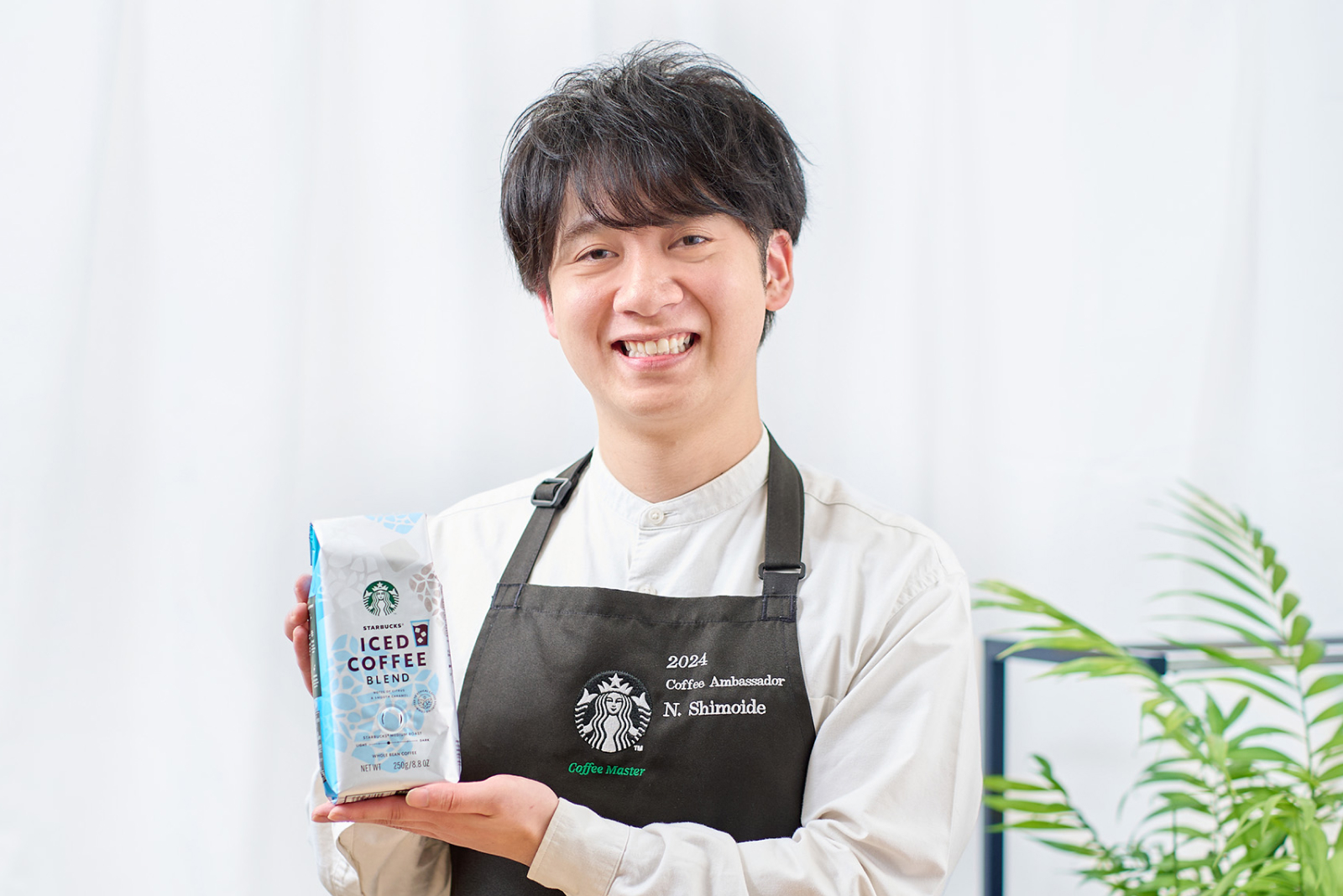 スターバックス® アイスコーヒー ブレンドを手に抱えているコーヒーアンバサダー下出さん